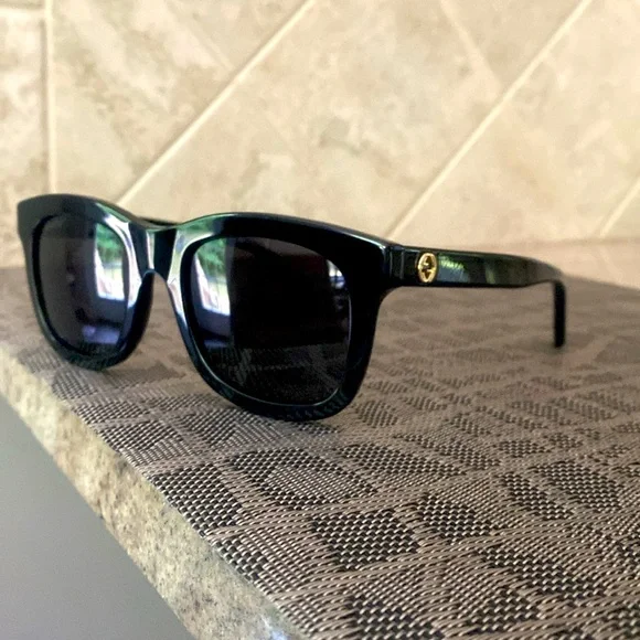 GUCCI SUNGLASSES FULL INCLUSION display picture 1